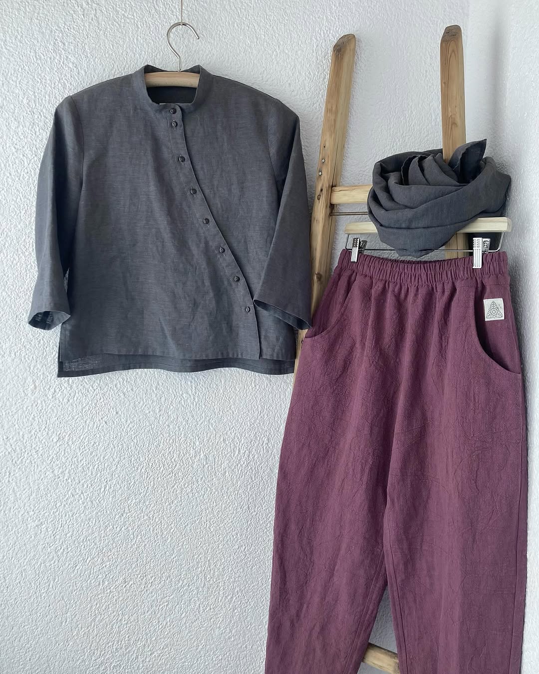 ODOMARI Outfit mit grauem Hemd, Leinenschal und lockerer Hose