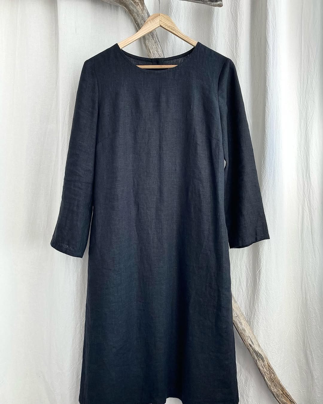 Leichtes ODOMARI Kleid auf einem Bügel
