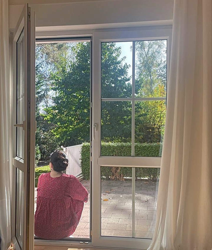 Ruhiger Moment an einem offenen Fenster